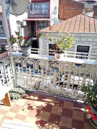 Проживание в семье Kutaisi guesthouse Кутаиси Двухместный номер с 1 кроватью и балконом-1