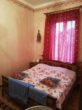 Проживание в семье Kutaisi guesthouse Кутаиси Двухместный номер с 1 кроватью и балконом-4